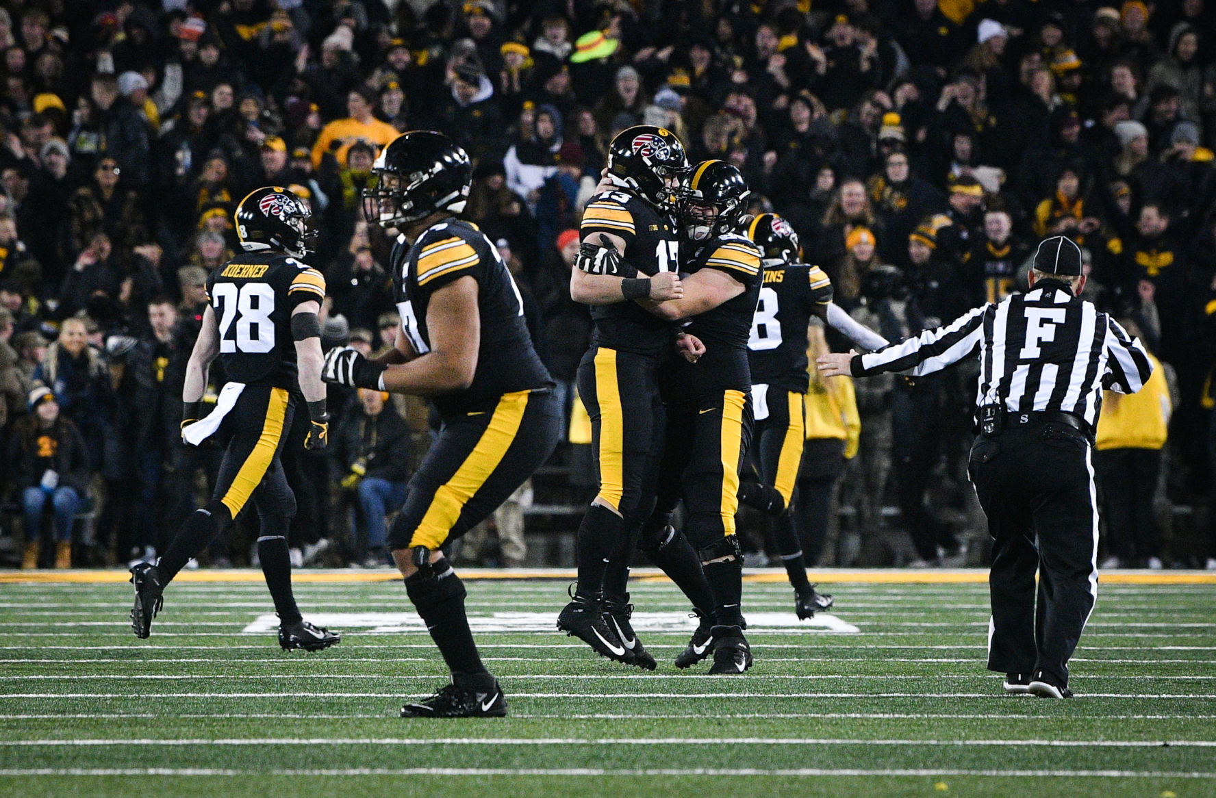 111619-qct-spt-iowa-minn-foot-160a.jpg